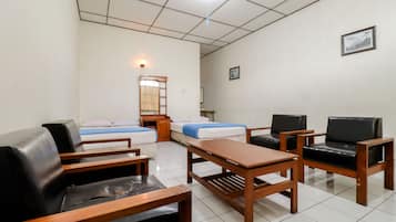 Family Room | Living area | 32-inch LCD TV with satellite channels, TV