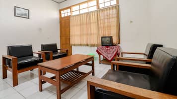 Family Room | Living area | 32-inch LCD TV with satellite channels, TV