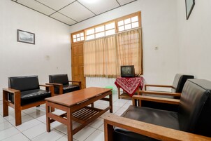 Family Room | Living area | 32-inch LCD TV with satellite channels, TV