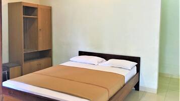 Kamar Double Superior | Meja kerja dan seprai linen