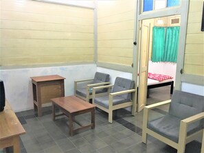 Standard Room | Living room | 12-inch plasma TV with satellite channels, TV - Hotel Wismancala Kaliurang (Pakem)