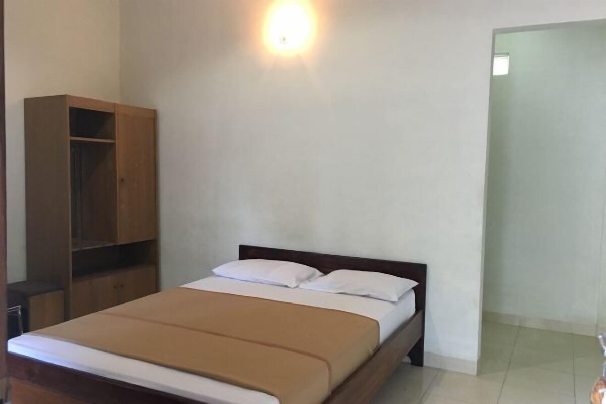Een bureau, beddengoed