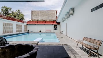 Kolam renang outdoor