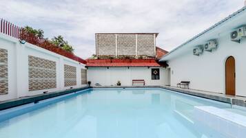 Kolam renang outdoor