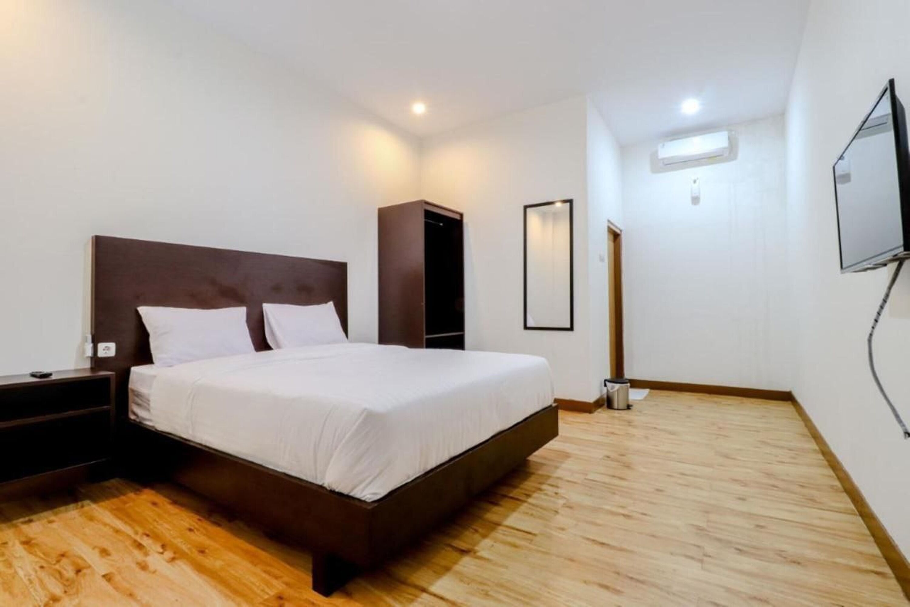 Desk, WiFi (free), bed sheets