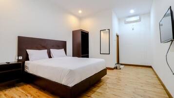 Superior Queen | Desk, free WiFi, bed sheets