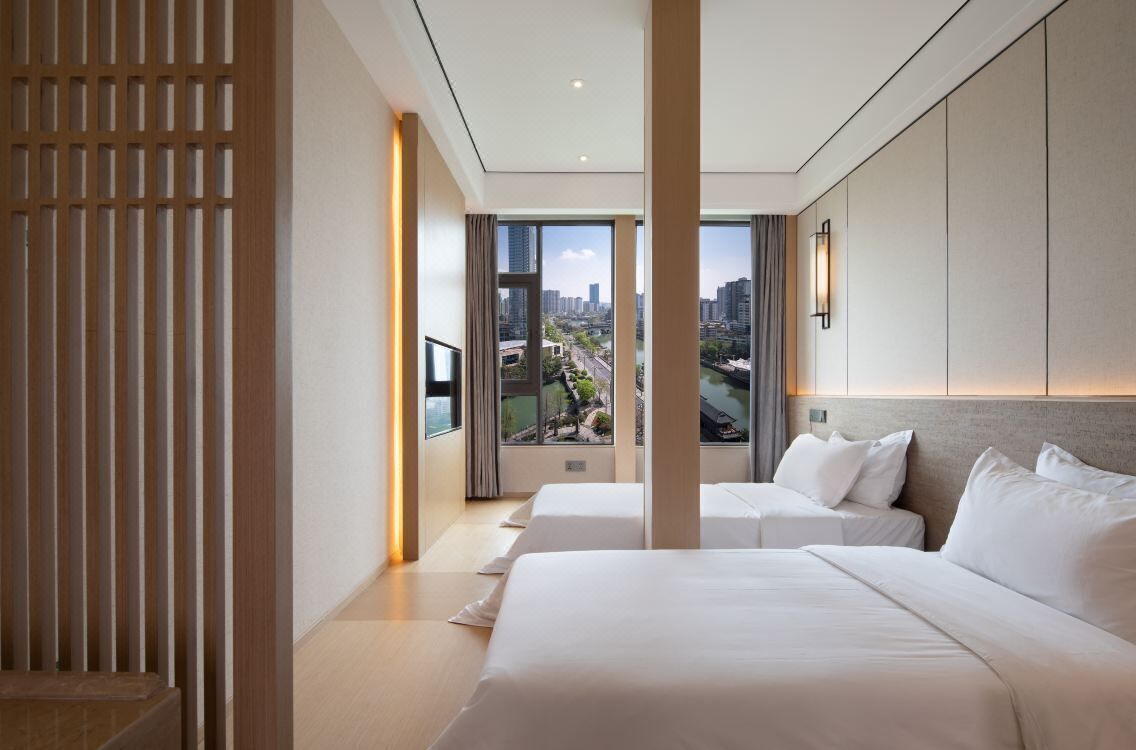 Habitación con 2 camas individuales | Escritorio, cortinas opacas, wifi gratis y ropa de cama