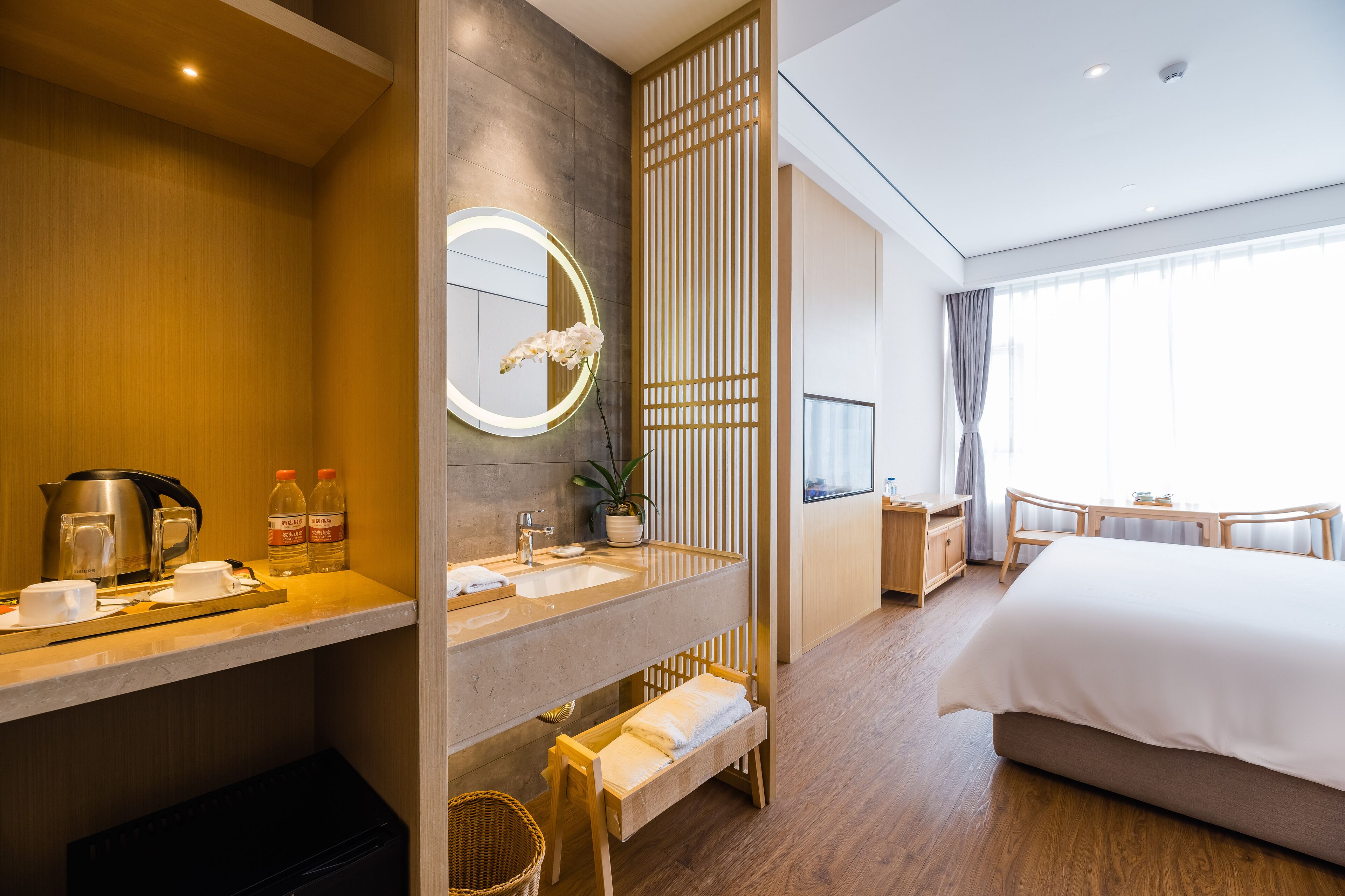 Habitación Deluxe doble | Escritorio, cortinas opacas, wifi gratis y ropa de cama