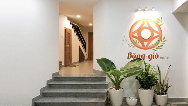 A staircase leading to a room with a wall-mounted sign reading "Bóng-gió house". - The Art - Bong Gio House (Ho Chi Minh City)