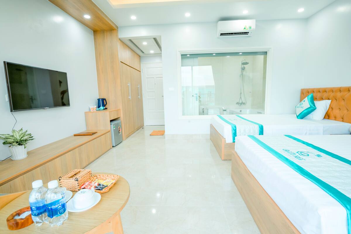 VIP Twin Room | Minibar, két bảo mật tại phòng, bàn 