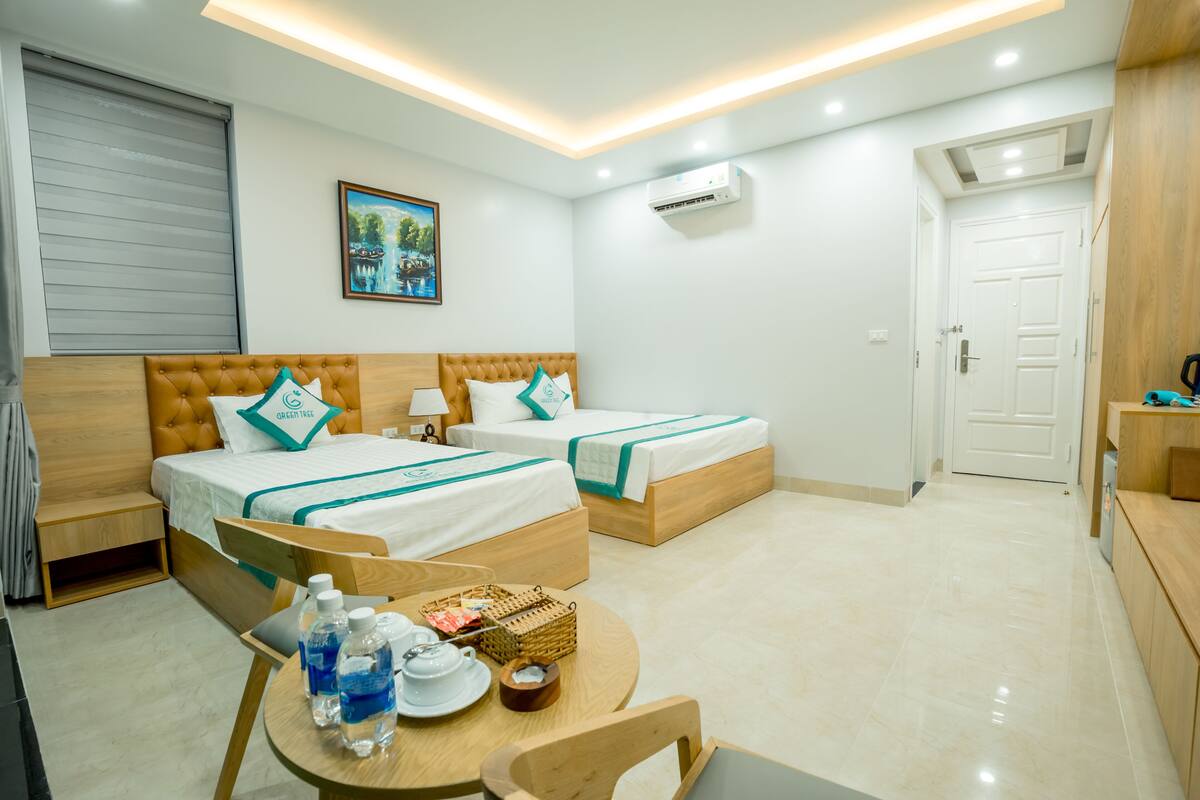 Phòng dành cho gia đình | Minibar, két bảo mật tại phòng, bàn 