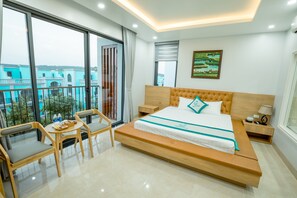 Minibar, in-room safe, desk, laptop workspace - Green Tree Hotel Phu Quoc (Phu Quoc)