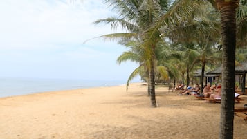 Una playa cerca, arena blanca
