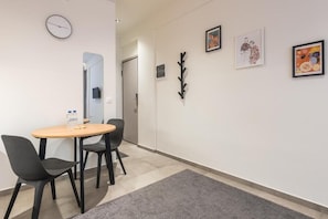 City Studio (Bellatrix) | Desk, blackout drapes, soundproofing, travel crib - Filia Place (Athens)