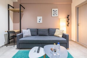 مكتب وستائر تعتيم وتجهيزات عازلة للصوت وأسرّة أطفال/رضّع (مجانًا)