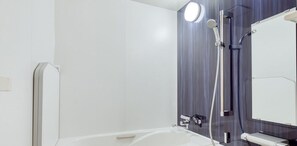 Hus - icke-rökare (Private Vacation Home) | Badrum | Regndusch, gratis toalettartiklar, hårtork och tofflor