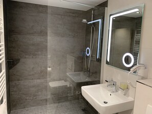 Bathroom shower - Hotel Sax Imperial (Dresden)
