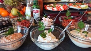 Tägliches Frühstücksbuffet (11.90 EUR pro Person)