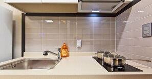 Rom, 2 soverom (Ondol) | Eget tekjøkken | Kjøleskap, mikrobølgeovn på fellesområdet, kokeplater og vannkoker