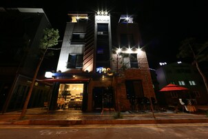 Fachada de la propiedad por la tarde o noche