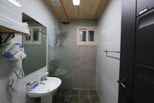 Shower, free toiletries, hair dryer, towels