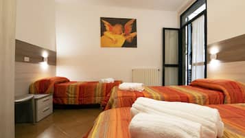 Basic fyrbÀddsrum | Skrivbord, mörklÀggningsgardiner, strykjÀrn/strykbrÀda och gratis wi-fi