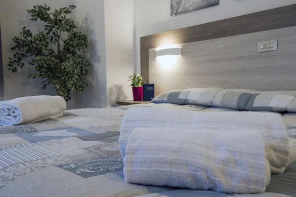 Couette en duvet, bureau, rideaux d’obscurcissement