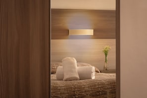 Cubrecamas, escritorio y cortinas blackout 