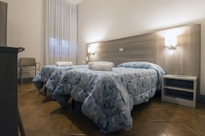 Kahden hengen perushuone (kaksi sänkyä) | Untuvapeitot, työpöytä, pimennysverhot, silitysrauta/-lauta