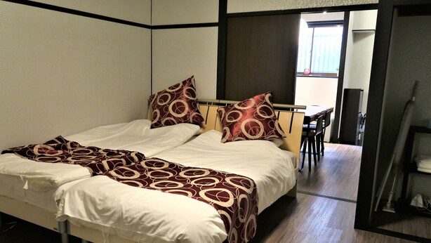 A hotel room with a bed, a desk, and a chair. - Nakagawanisi Samurai House3 (Osaka)