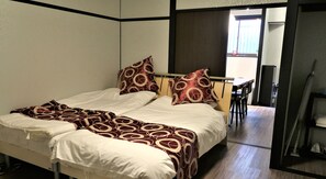 Une chambre d’hôtel avec un lit, un bureau et une chaise.