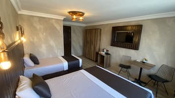 Tabla de planchar con plancha y ropa de cama