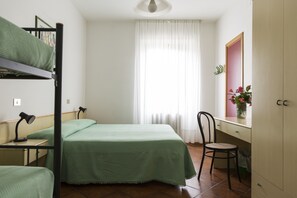 Kamar Quadruple Basic | 1 kamar tidur, meja kerja, ruang kerja ramah laptop, dan seprai linen
