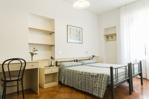 Een bureau, een laptopwerkplek, beddengoed