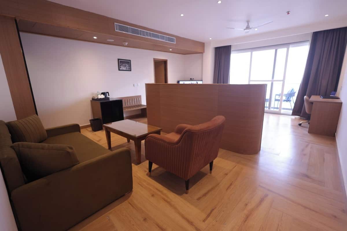 1 Queen Bed, Valley View Suite, Non-Smoking | In-room safe, desk, laptop workspace, blackout drapes