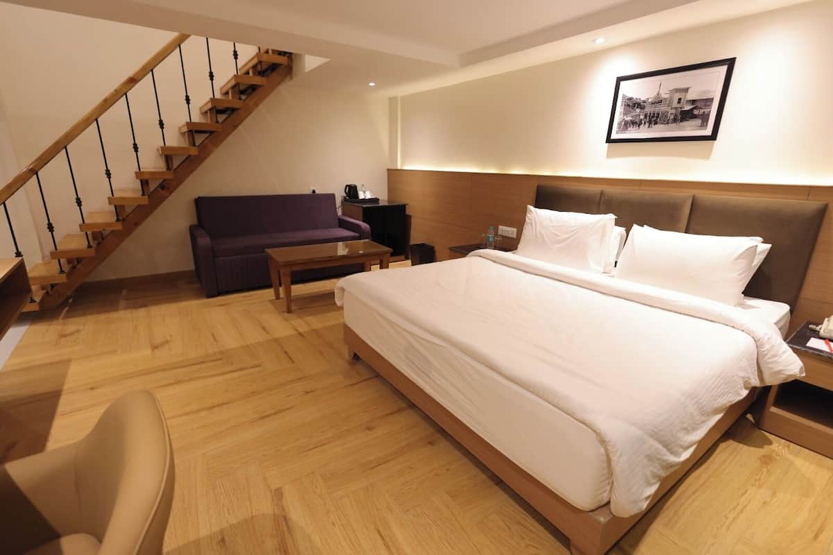 1 Queen Bed, 1 Twin Bed, Family Room, No View, Non-Smoking | In-room safe, desk, laptop workspace, blackout drapes