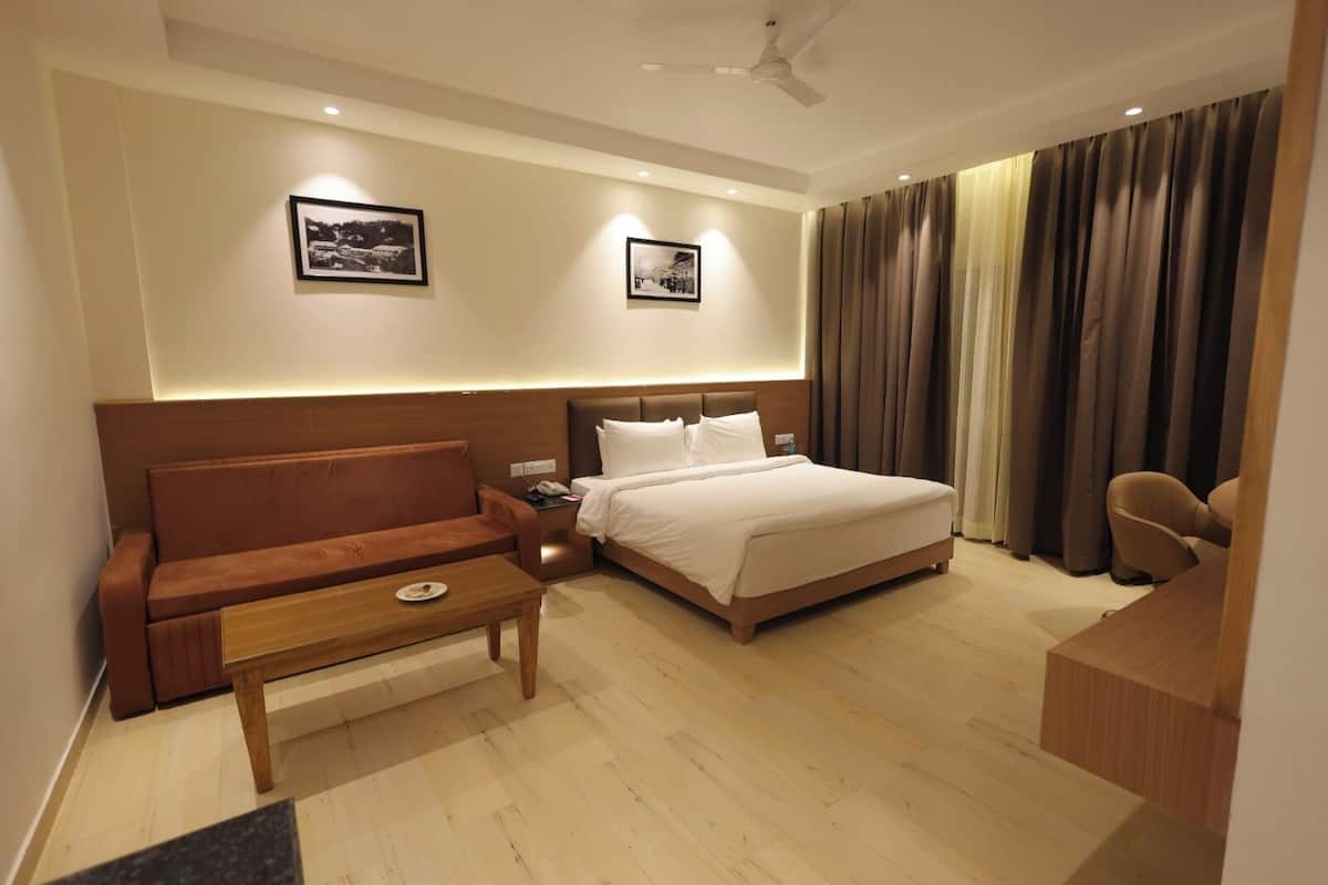 Superior Room, 1 Queen Bed, Non Smoking (No View) | In-room safe, desk, laptop workspace, blackout drapes