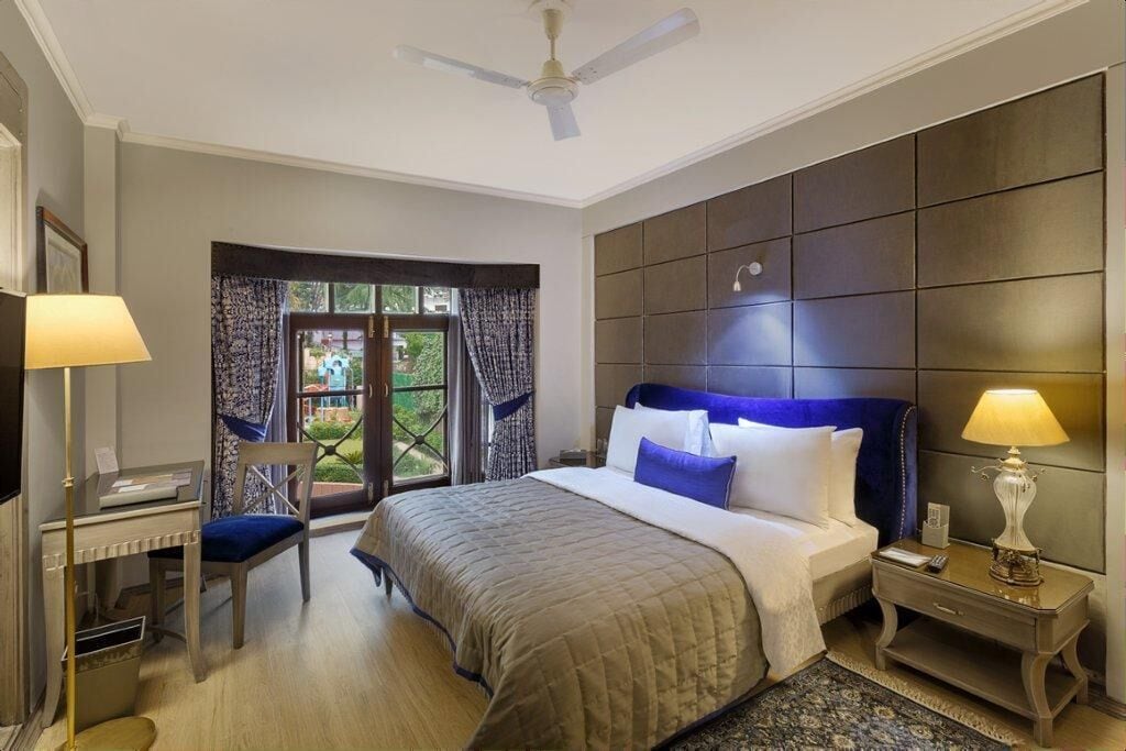 1 queen bed, superior non-view suite, non-smoking | in-room safe, desk, laptop workspace, blackout curtains