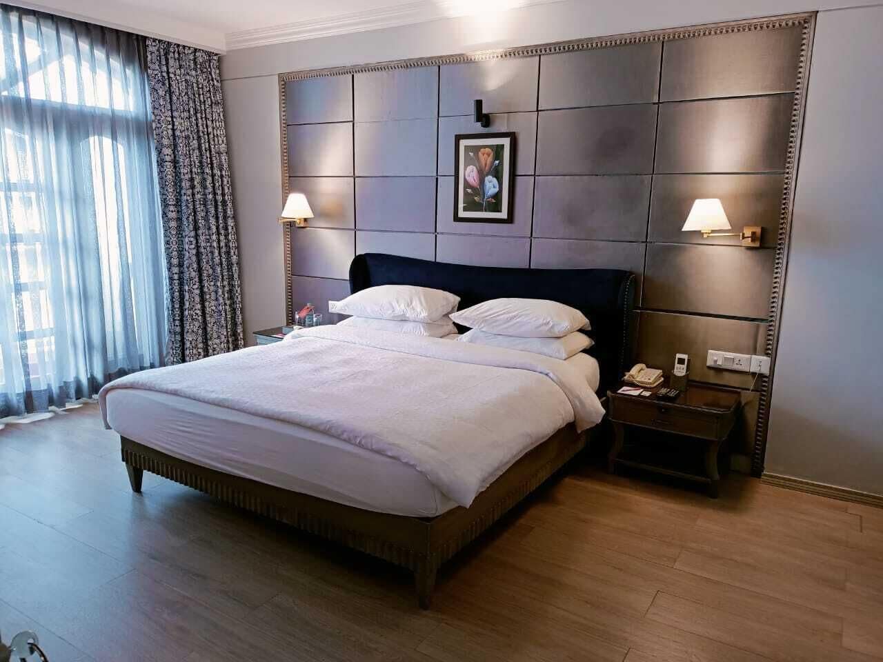 1 queen bed, valley view suite, non-smoking | in-room safe, desk, laptop workspace, blackout curtains