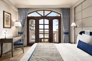 1 Queen Bed, Valley View Suite, Non-Smoking | In-room safe, desk, laptop workspace, blackout curtains