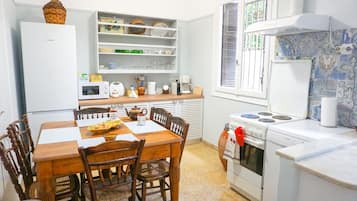 Departamento, 2 habitaciones | Cocina privada | Refrigerador con congelador, microondas, horno y parrilla de estufa
