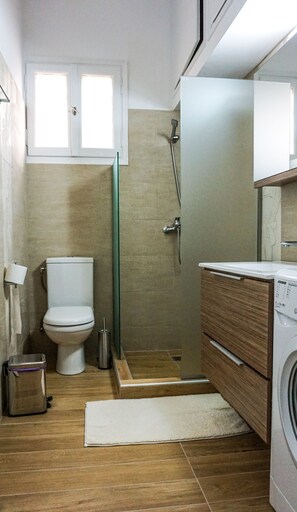 Appartement, 2 chambres | Salle de bain | Articles de toilette gratuits, sèche-cheveux, serviettes fournies