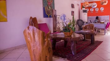 Lobby lounge