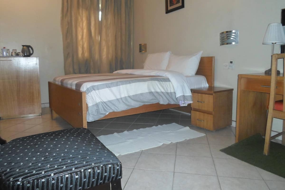 Standard Room | Desk, laptop workspace, WiFi (free), bed sheets