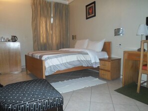 Standard Room | Desk, laptop workspace, free WiFi, bed sheets - Nne-Era Residence (Lagos)