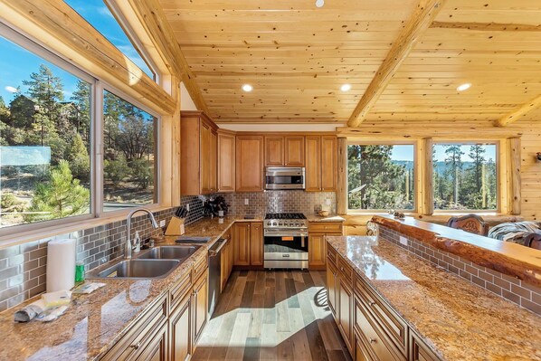 Fridge, microwave, oven, stovetop - Hunter's Lakeview: Luxury Log Style Lodge in Castle Glen with Unobstructed Views! Game & Movie Rooms! (Big Bear Lake)