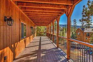Terrace/patio - Hunter's Lakeview: Luxury Log Style Lodge in Castle Glen with Unobstructed Views! Game & Movie Rooms! (Big Bear Lake)