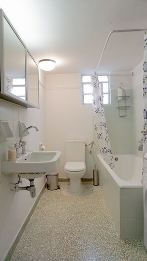 Apartamento, 2 habitaciones | Baño | Bañera, artículos de higiene personal gratuitos y secador de pelo