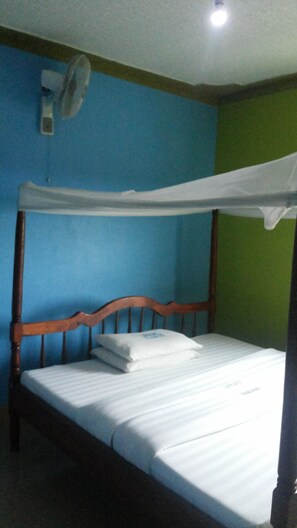 Quarto casal luxo | Escrivaninha, espaço de trabalho para notebook, cortinas blackout