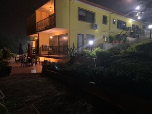 Bagian depan properti - sore/malam